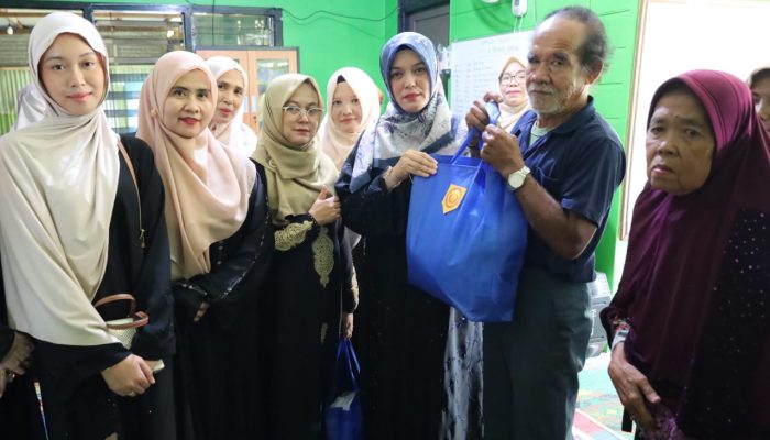 Wabup Deby Kunjungi Lansia di Kp Pisang Bintan, Serahkan Puluhan Paket Sembako 