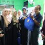 Wabup Deby Kunjungi Lansia di Kp Pisang Bintan, Serahkan Puluhan Paket Sembako 