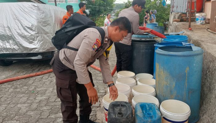 Polsek Tanjungpinang Barat Bersama BPBD Salurkan Air Bersih untuk Warga