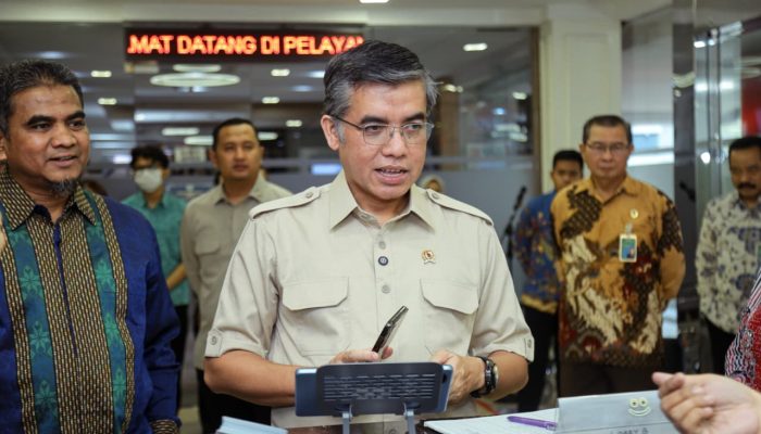 Jelang Lebaran, Menaker Tinjau Posko THR dan BHR Keagamaan 2026