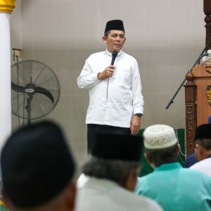 Safari Ramadan di Masjid Al Maghfiroh, Gubernur Ansar Serahkan Bantuan Rp10 Juta