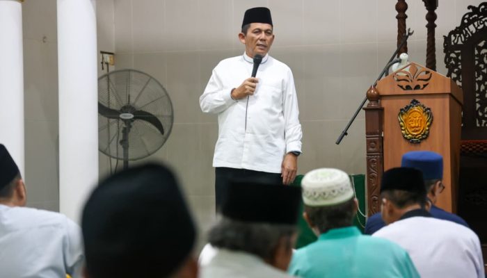 Safari Ramadan di Masjid Al Maghfiroh, Gubernur Ansar Serahkan Bantuan Rp10 Juta