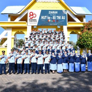 Sambut HUT Ke-80 TNI AU, Danlanud RSA Natuna Pimpin Ziarah di TMP Ranai 