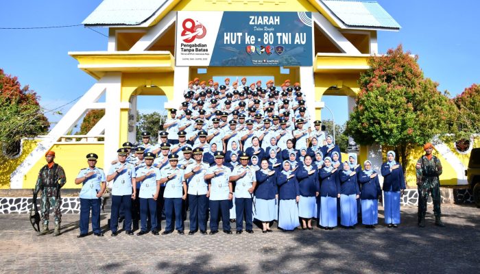 Sambut HUT Ke-80 TNI AU, Danlanud RSA Natuna Pimpin Ziarah di TMP Ranai 