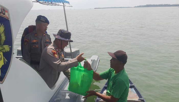 Sat Polairud Polresta Tanjungpinang Salurkan Bansos untuk Masyarakat Pesisir