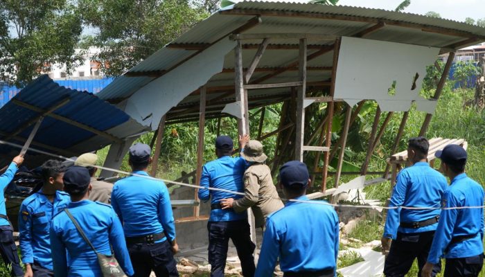 Tim Terpadu Kota Batam Tertibkan Bangunan Ilegal