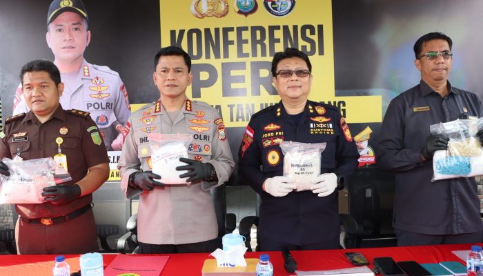 Diupah Rp35 Juta, Pasutri Bawa Sabu dan Pil Ekstasi dari Malaysia Ke Tanjungpinang