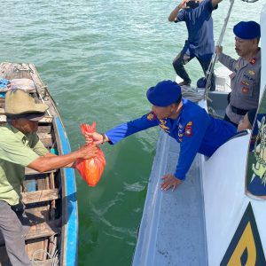 Sat Polairud Polresta Tanjungpinang Salurkan Bansos untuk Warga Pesisir  