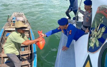 Sat Polairud Polresta Tanjungpinang Salurkan Bansos untuk Warga Pesisir  