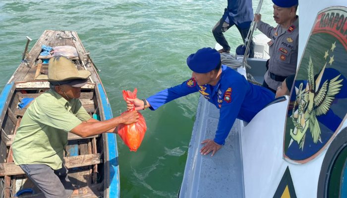 Sat Polairud Polresta Tanjungpinang Salurkan Bansos untuk Warga Pesisir  