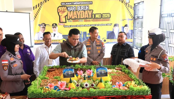 Peringati May Day 2026, Pemkab Bintan Serahkan Paket Sembako dan Potong Tumpeng