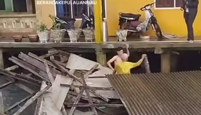 Rumah Roboh di Penyengat, BPBD Tanjungpinang Salurkan Bantuan Logistik