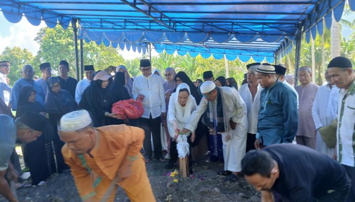 Ratusan Warga Iringi Pemakaman Daeng Rusnadi di Komplek Taman Bahagia