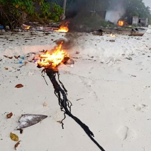 Masyarakat Pesisir Pulau Mapur Bintan Resah Limbah Minyak Hitam di Pinggir Pantai 