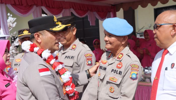 Kapolda Kepri Beri Hadiah Umroh Untuk Kasipropam Polres Kepulauan Anambas Beserta Istri 