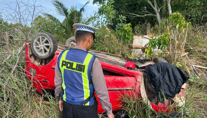 Laka Tunggal, Mobil Agya Terbalik di Jalan Galang Batang Bintan