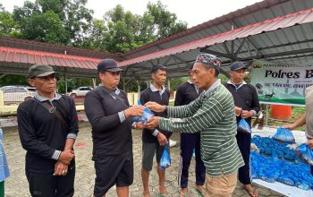Polres Bintan Sembelih Hewan Kurban dan Bagikan untuk Masyarakat