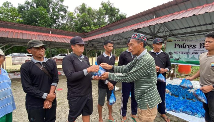 Polres Bintan Sembelih Hewan Kurban dan Bagikan untuk Masyarakat