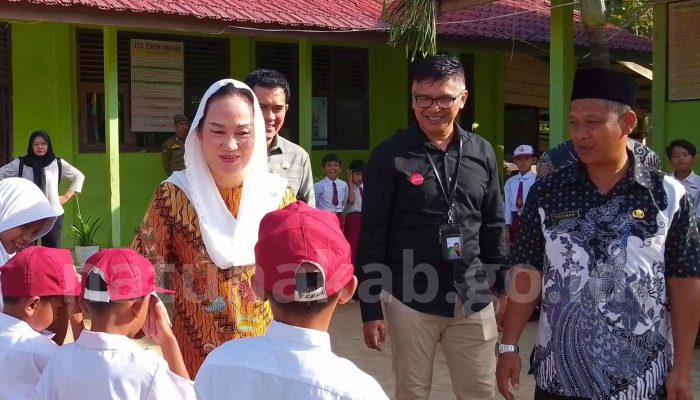 109 Murid SDN 009 Bandarsyah Natuna Terima Bantuan Pendidikan PT Pegadaian