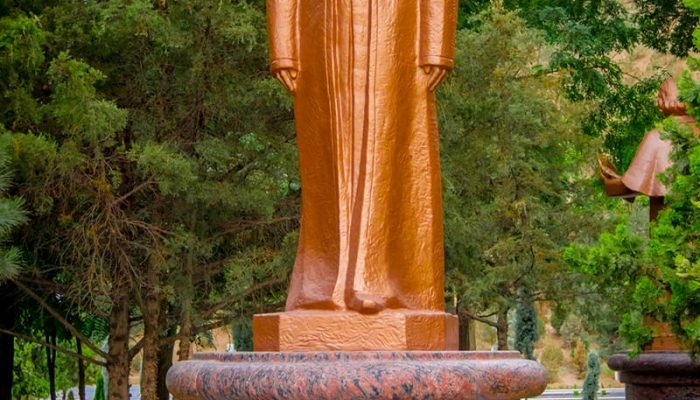 Patung Raja Ali Haji Berdiri di Taman Magtymgyly Pyragy Park Turkmenistan 