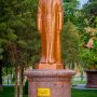 Patung Raja Ali Haji Berdiri di Taman Magtymgyly Pyragy Park Turkmenistan 