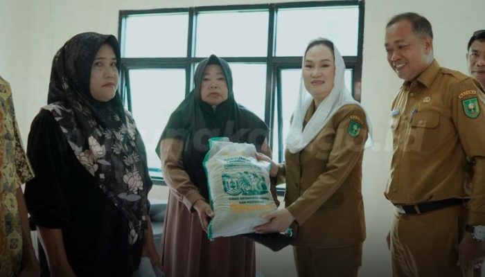 Tinjau Selaut, Bupati Cen Sui Lan Tinjau Pasar Murah dan Salurkan Bantuan Beras