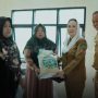 Tinjau Selaut, Bupati Cen Sui Lan Tinjau Pasar Murah dan Salurkan Bantuan Beras