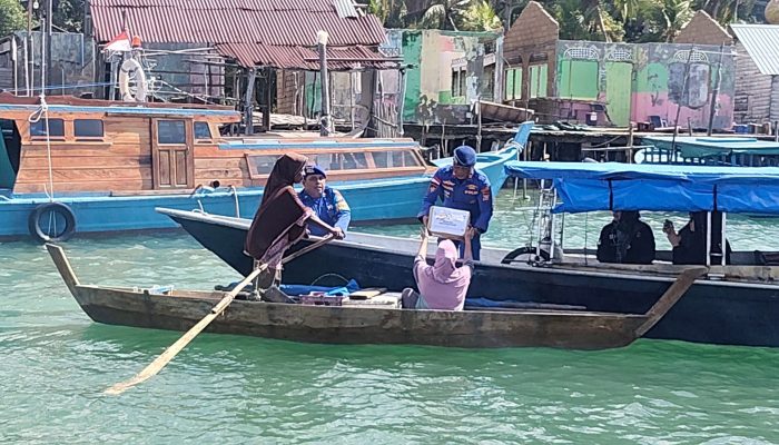 Satpolairud Polres Bintan Salurkan Bansos kepada Nelayan Pesisir