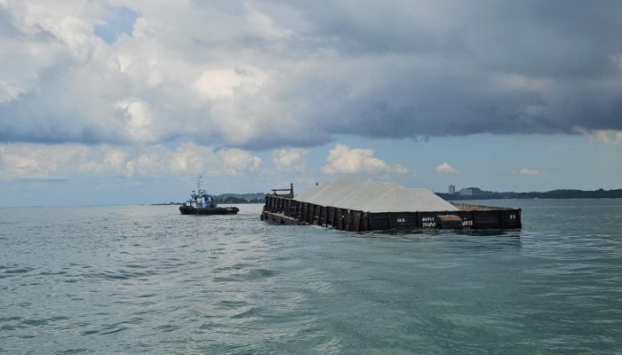 Tongkang Bermuatan Granit Terbalik di Perairan Batu Ampar, Basarnas Pastikan Nihil Korban Jiwa