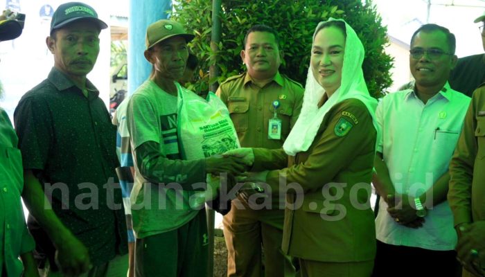 Bupati Natuna Serahkan Bantuan Beras 1.180 Kg Untuk Masyarakat Bunguran Batubi