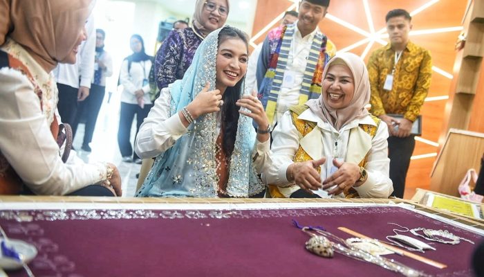 Kunjungi Dekranasda Kepri, Selvi Ananda Gibran Berbelanja Produk Oleh Oleh Khas Kepri