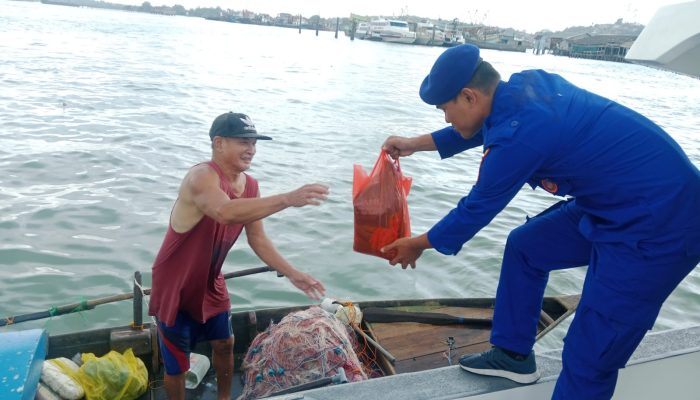 Satpolairud Polresta Tanjungpinang Salurkan Bansos untuk Masyarakat Pesisir