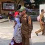Sejumlah ASN Antar Anak Masuk Sekolah di Hari Pertama