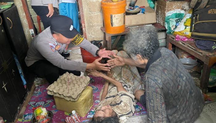 Polres Bintan Salurkan Bantuan Sembako kepada Pasangan Lansia di Sungai Enam