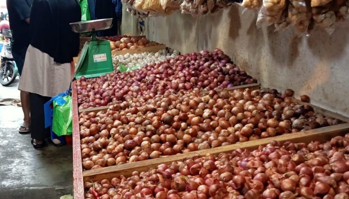 Harga Bawang Merah Impor Anjlok di Tanjungpinang, Hanya Rp14 Ribu Per Kg