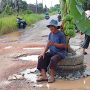 Warga Banjar Baru Bintan Tanam Pohon Pisang dan Kelapa di Tengah Jalan