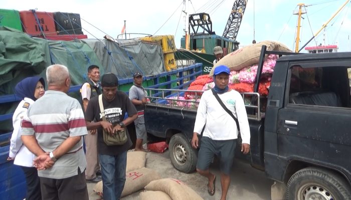 120 Sak Bawang Dibongkar dari KLM Usaha Mandiri 9 di Pelabuhan Sri Payung 