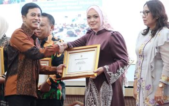 Hari Malaria Sedunia, Deby Maryanti Terima Sertifikat Eliminasi Malaria dari Kemenkes RI