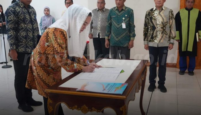 Dukung Penataan Birokrasi, Bupati Natuna Lantik Delapan Pejabat Administrator dan Pengawas 