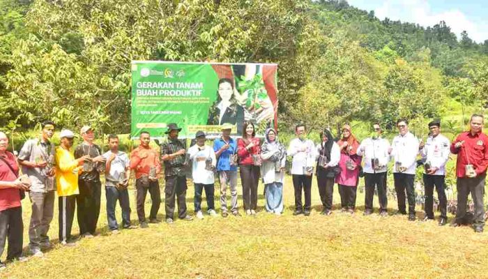 Dwi Ajeng Serahkan Bibit Tanaman Buah Untuk Kelompok Tani Tanjungpinang 