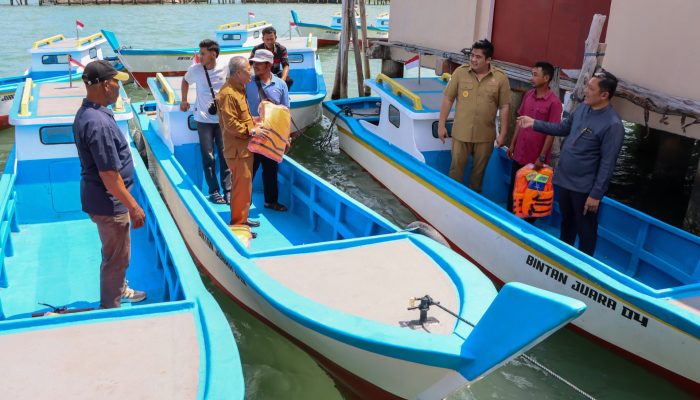 Bupati Bintan Serahkan 8 Kapal Fiber dan 3 Boat Pancung Untuk Kelompok Nelayan