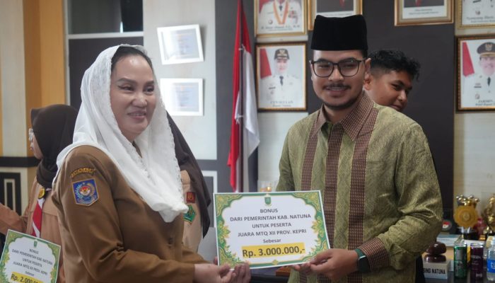 Pemkab Natuna Serahkan Bonus Juara MTQ XII Kepri 