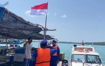 Satpolairud Polres Bintan Bagikan Bendera Merah Putih di Kawasan Pesisir 