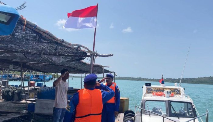 Satpolairud Polres Bintan Bagikan Bendera Merah Putih di Kawasan Pesisir 