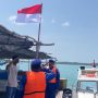 Satpolairud Polres Bintan Bagikan Bendera Merah Putih di Kawasan Pesisir 