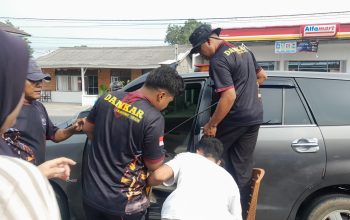 Damkar Tanjung Uban Evakuasi Balita Terjebak Dalam Mobil 