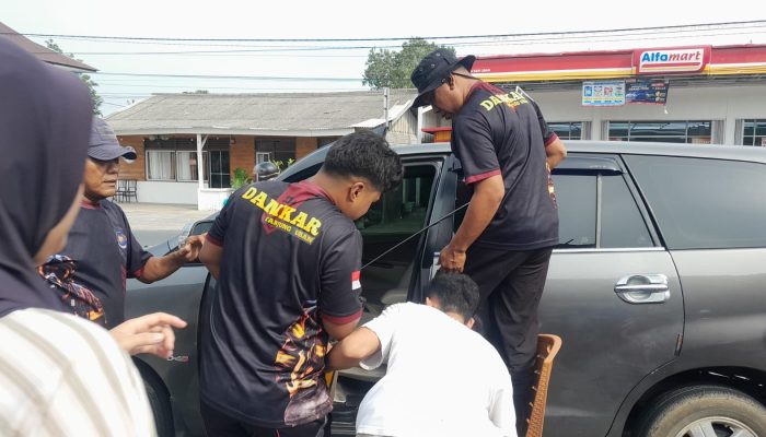 Damkar Tanjung Uban Evakuasi Balita Terjebak Dalam Mobil 