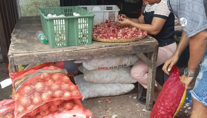 Mengintip Upah Kupas Bawang di Tanjungpinang, Rp1000 Untuk 1 Kg Bawang