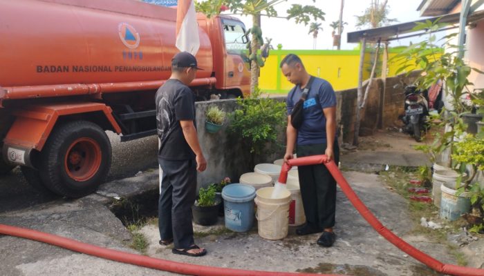 Sumur Warga Mengering, BPBD Tanjungpinang Distribusikan Air Bersih 32,5 Ton