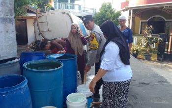 Terdampak El Nino, Polsek Bukit Bestari Salurkan Air Bersih Untuk Warga Tanjung Unggat 